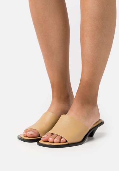 Filippa K NALMA MID HEEL - Mules de salto - dune beige