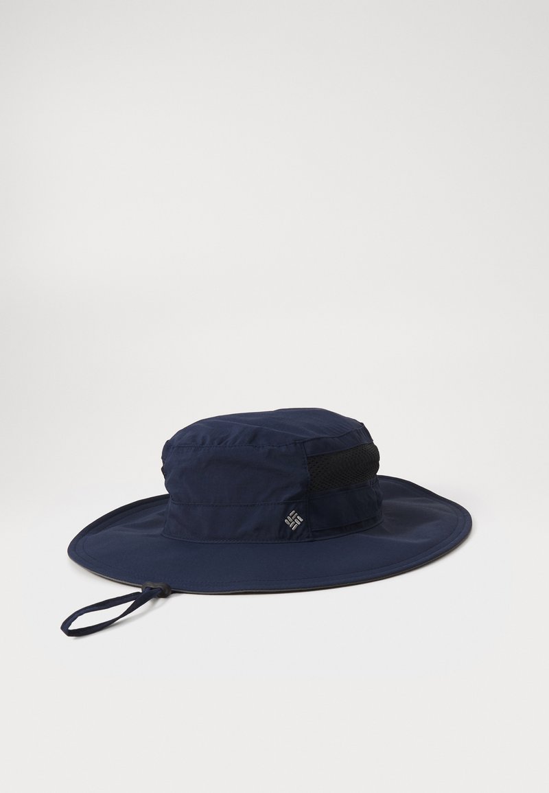 Chapéu balde azul marinho com aba larga, feito de tecido leve, apresentando uma faixa em malha e uma fita ajustável para um ajuste seguro.