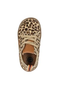 Schoen met luipaardprint van beige textuurmateriaal, tan leren accenten, bruine zool en beige veters. Oranje streep aan de achterkant voor detail.