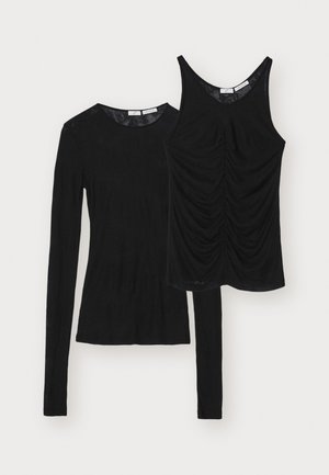 Zwei schwarze Oberteile werden präsentiert: ein langärmliges Rundhalsoberteil und ein ärmelloses Top mit gerafften Details an der Vorderseite. Beide sind aus weichem Stoff gefertigt.