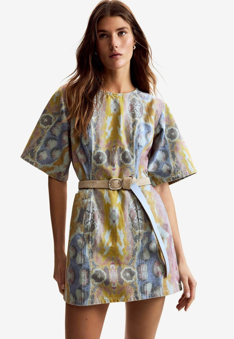 Haljina s kratkim rukavima od laganog tkanja s višebojnim apstraktnim uzorkom. Uključuje platneni remen sa srebrnom kopčom.