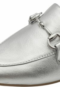 Zapato de piel plateada con textura suave, puntera redondeada y un acento decorativo de hardware metálico. Costura limpia a lo largo del borde.