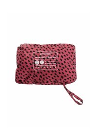 Poncho imperméable rose avec un motif, doté d'une forme pliable et d'une sangle de transport, étiqueté avec les détails de taille et de tissu.