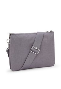 Borsa a tracolla in tessuto grigio con chiusura a zip, caratterizzata da un design piatto, una tracolla regolabile e un accentuazione in fibbia argentata.