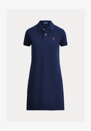 Polo haljina mornarsko plave boje izrađena od pamuka, s klasičnim ovratnikom, kratkim rukavima i malim crvenim logotipom na lijevoj prsnoj strani.