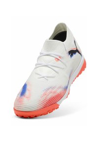 Valkoiset urheilukengät, joissa on tekstuuri päällinen, sinisiä ja vaaleanpunaisia yksityiskohtia, tiukka istuvuus ja oranssi kumipohja, jossa on pitävä kuvio.