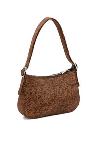 Borsa a mano in pelle marrone con texture maculata, design slim e manico singolo; presenta una chiusura con zipper in argento.