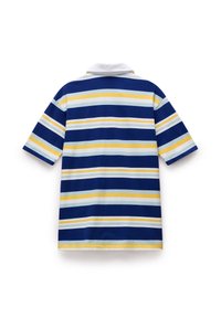 Polo rayé en bleu, jaune et bleu clair. Manches courtes et col blanc. Tissu doux et coupe décontractée.
