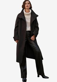 FUNNEL NECK REGULAR FIT - Mantel - black