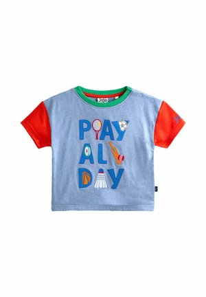 Tricou pentru copii cu mânecă scurtă, albastru deschis cu mâneci roșii, guler verde, cu inscripția „PLAY ALL DAY” și grafice cu echipament sportiv pe față.