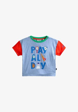 Kortærmet børnet-shirt, lyseblå med røde ærmer, grøn krave, "PLAY ALL DAY" med sportsudstyrsillustrationer på forsiden.