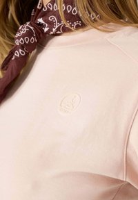 JOTT MAZU MELOCOTÓN CLARO Y CUELLO REDONDO - T-shirt basique - rose