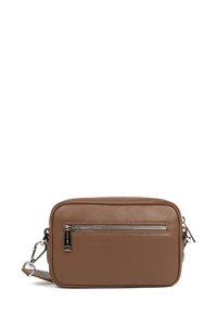 Borsa a tracolla in pelle marrone con superficie texturizzata, forma rettangolare, tasca frontale con zip e tracolla regolabile.