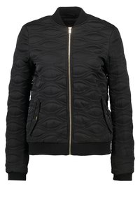 Czarna pikowana kurtka bombka z prążkowanym kołnierzem i mankietami, z zamkiem błyskawicznym z przodu oraz dwoma bocznymi kieszeniami, z teksturowanym wzorem fal na tkaninie.