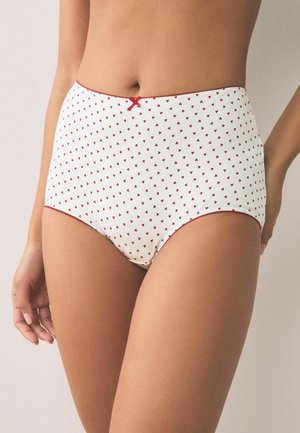 Białe majtki z wysokim stanem, ozdobione małym wzorem czerwonych serc i czerwonym obszyciem, noszone na kobiecym torsie od talii do górnej części ud.