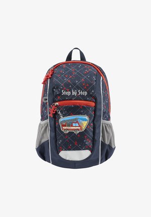 Marineblauem Rucksack mit roten Akzenten, Rautenmuster, vorderer Reißverschlussfach mit einem Feuerwehrwagen-Patch, seitlichen Netzfächern und gepolsterten Trägern.