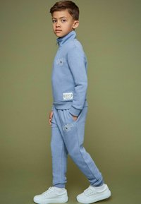 Reiss REISS SMILEYWORLD | REISS CUFFED JOGGERS UNISEX FIT - Treniņtērpa apakšdaļas - blue