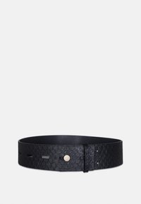 Cintura in pelle nera con superficie testurizzata, dotata di accessori metallici per la chiusura e numerosi fori per la regolazione.