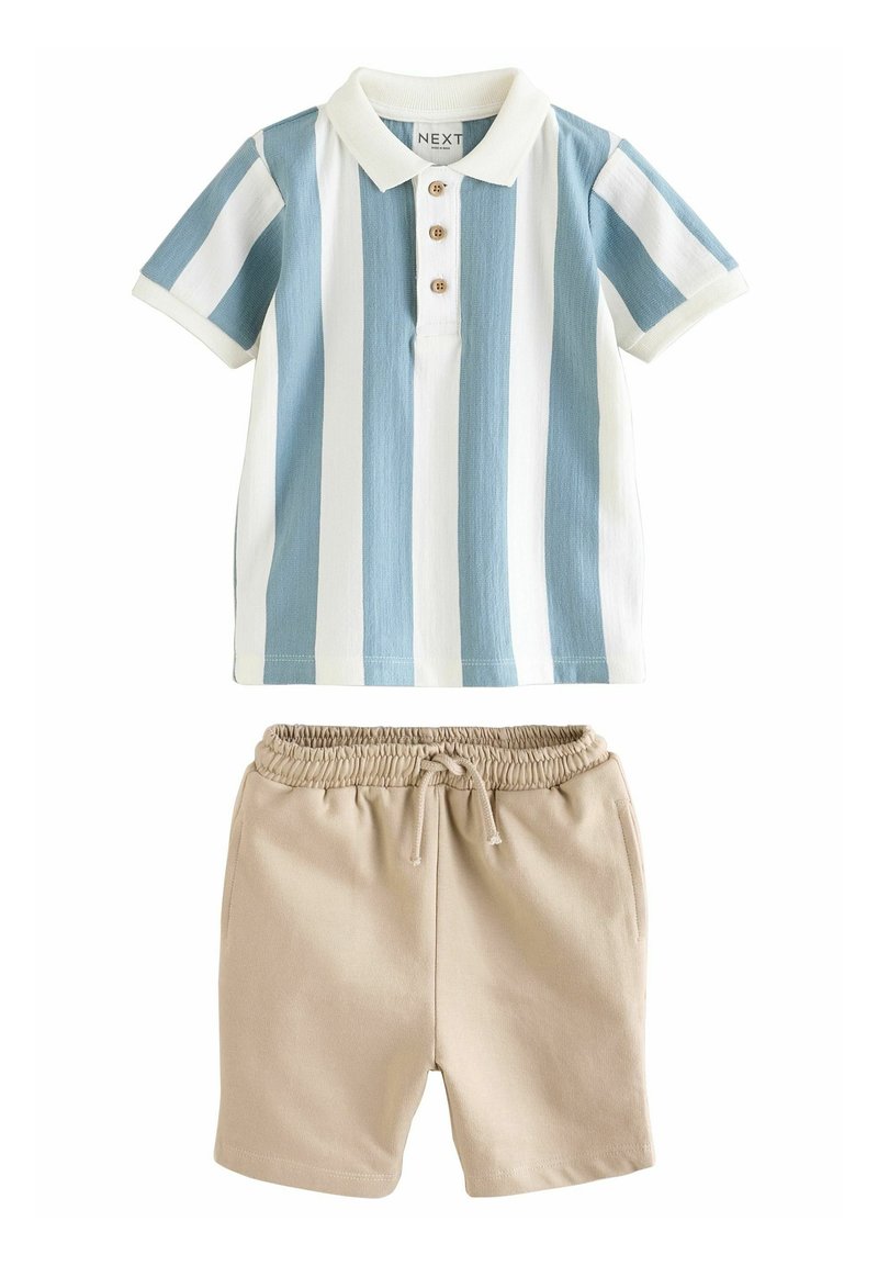Cămașă polo în dungi albastre și albe, cu trei butoane; asociată cu pantaloni scurți bej cu talie elastică. Material moale, design casual.