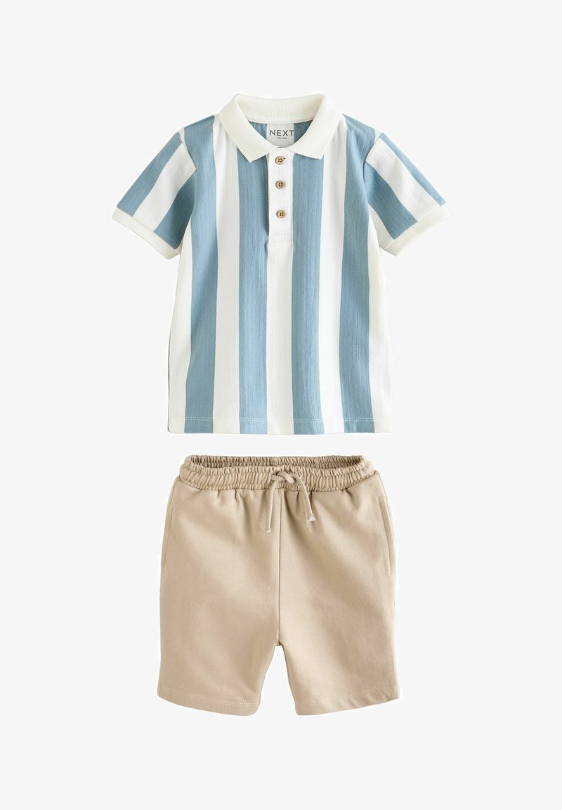Polo z paskami w niebiesko-białym kolorze z trzema guzikami; połączone z beżowymi szortami na elastycznej talii. Miękka tkanina, casualowy design.