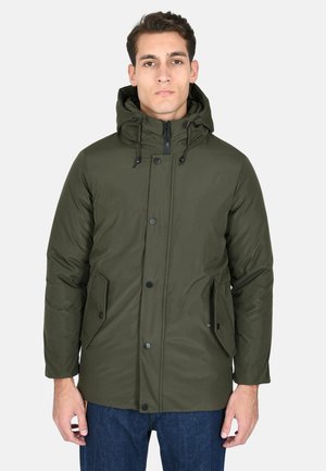 Giacca imbottita verde con cappuccio, zip frontale, bottoni a pressione e tasche laterali. Il tessuto ha una consistenza liscia con un colore uniforme.