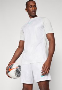 Nike Performance TOP - Camiseta deportiva - photon dust/dynamic turquoise