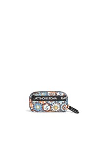 Cartera con cremallera y un vibrante patrón geométrico en azul, naranja y negro. Presenta detalles del logo y una textura suave. Diseño compacto.