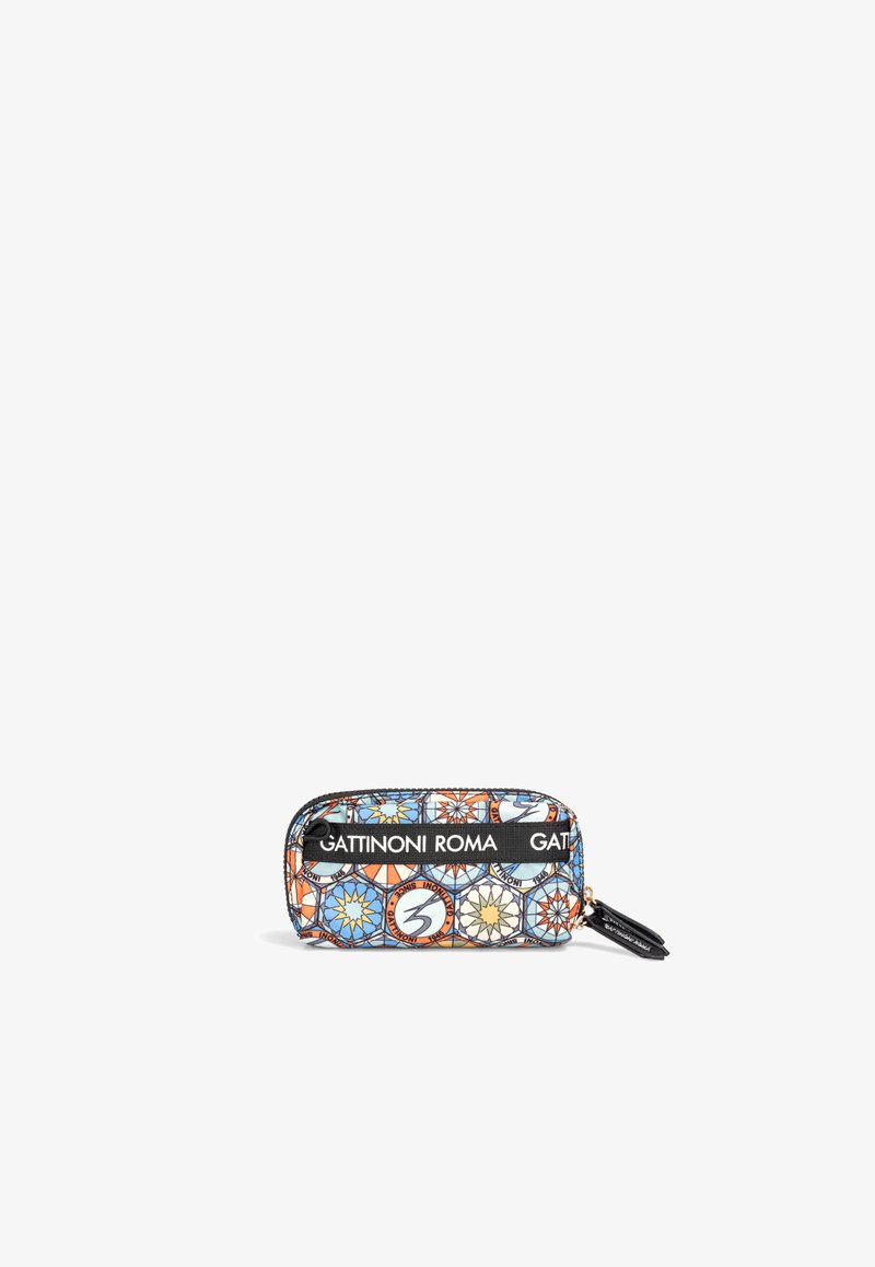 Cartera con cremallera y un vibrante patrón geométrico en azul, naranja y negro. Presenta detalles del logo y una textura suave. Diseño compacto.