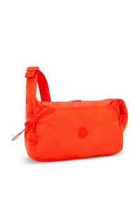 Borsa a spalla in nylon arancione con tracolla regolabile, chiusura con zip e logo impresso. Texture liscia, design morbido e angoli arrotondati.