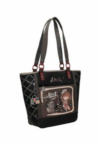 Schwarze und graue Tragetasche mit gestepptem Design, versehen mit einer Paris-Illustration und Charms. Doppelgriffe mit kontrastierenden roten Beschlägen.
