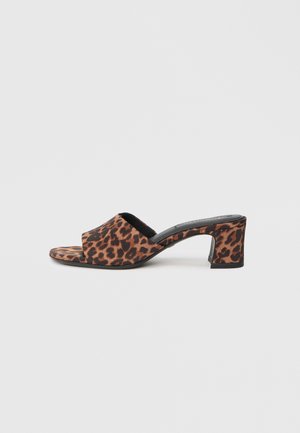 Leopardprint højhælede mules med en bred overdel, åben tå og et struktureret stof. Blokhæl design og kontrasterende sort sål.