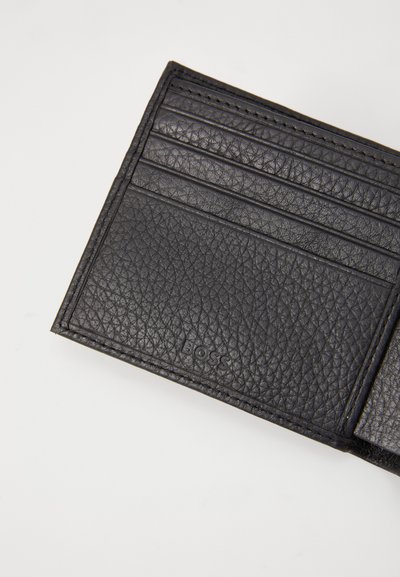 Portefeuille en cuir noir avec une finition texturée. Comprend plusieurs emplacements pour cartes et un logo en relief. Forme rectangulaire compacte.