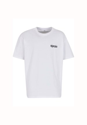 Balta medvilnės marškinėliai su laisvu kirpimu. Kairėje krūtinės dalyje yra juodas grafiškas tekstas. Apvalus iškirpimas, trumpomis rankovėmis, be siūlių apdaila.