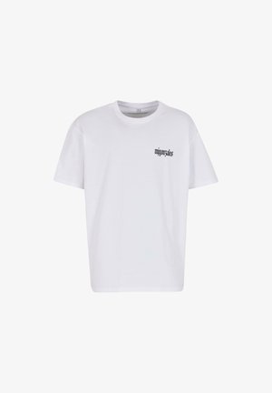 Valge puuvillane t-särk, millel on lõdvendatud lõige. Vasakul rinnal on must graafiline tekst. Ümmargune kaelus, lühikesed varrukad, õmblusteta äär.