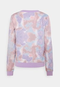 La felpa presenta un motivo tie-dye pastello nei colori rosa, viola e blu, con polsini e scollatura color lavanda a coste. Design classico con scollo rotondo.