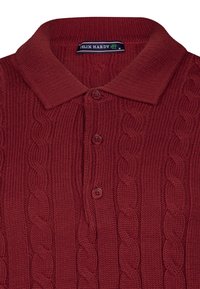 Rode gebreide poloshirt met een geribde kraag, knoopsluiting en een gestructureerd kabelpatroon op de stof. Merkenlabel zichtbaar.