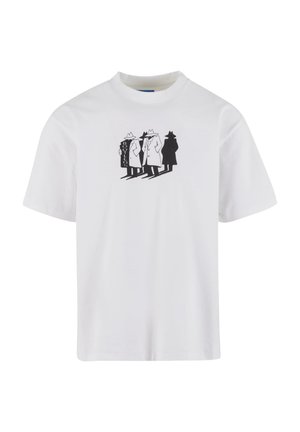 Hvit bomulls t-skjorte med en svart grafikk av tre figurer i frakker, med teksten "Booze Legs" plassert sentralt på brystområdet.