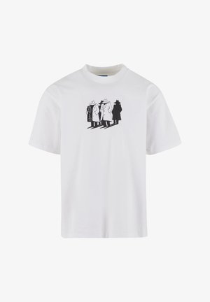 Fehér pamut póló, amelyen középen a mellkason három kabátot viselő alakot ábrázoló fekete grafika látható, a "Booze Legs" felirattal.