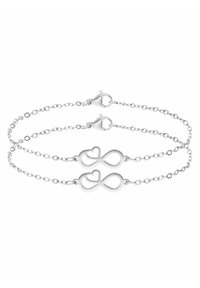 Zilveren schakelen armband met twee oneindigheidssymbolen met hartaccenten, verbonden door delicate schakels en beveiligd met een karabijnsluiting.