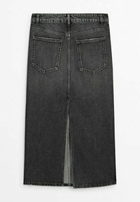Jupe en denim noir avec une coupe droite, poches arrière et fente centrale. Tissu texturé avec un léger éclat et ourlet effiloché.