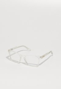 Gafas rectangulares transparentes con finos marcos transparentes y acentos de metal. Los detalles notables incluyen un sutil branding en las patillas y una textura suave.