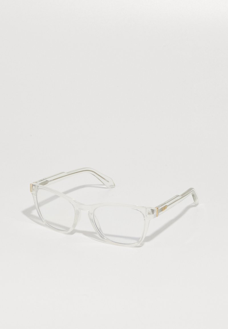 Gafas rectangulares transparentes con finos marcos transparentes y acentos de metal. Los detalles notables incluyen un sutil branding en las patillas y una textura suave.