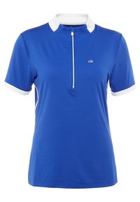 Niebieska polówka z krótkim rękawem, z białym kołnierzykiem, zamkiem błyskawicznym i kontrastowymi białymi akcentami na rękawach i bokach.