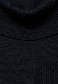 Schwarzer Strickpullover mit geripptem Textur, verfügt über einen breiten, umgeschlagenen Rollkragen und eine glatte Oberfläche am Körper.