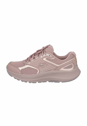 Zapatilla deportiva de color rosa claro con tejido de malla, cuello acolchado y cordones. Presenta una suela texturizada y acentos blancos a lo largo de los lados.