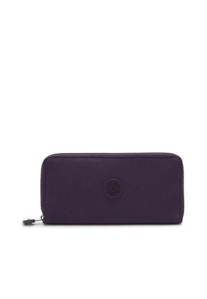 Cartera rectangular color púrpura oscuro con cremallera alrededor y un pequeño logo redondo en relieve en el centro del frente.