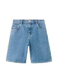 Pantaloni scurți de blugi albastru deschis cu croială dreaptă, buzunare mari în față și o textură uzată. Prezintă o închidere clasică cu nasturi și fermoar.