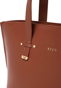 Braune Leder-Totetasche mit strukturiertem Design, ausgestattet mit einem goldenen Logo, goldenen Hardware-Details und einem sicheren Tragriemen.