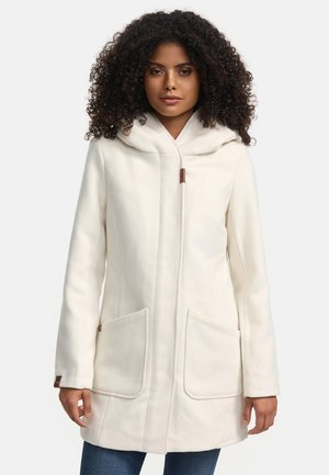 Manteau à capuche blanc en tissu doux, avec deux poches avant, une fermeture éclair et des accents en matériel marron. Coupe ajustée avec un design sans couture.