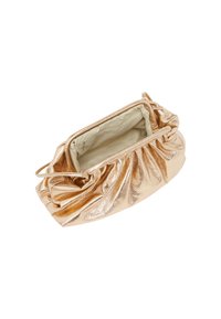 Guld metallic clutch taske med en samlet design, blød tekstur og en beige interiør. Har en lynlåslukning og ingen udvendig hardware.